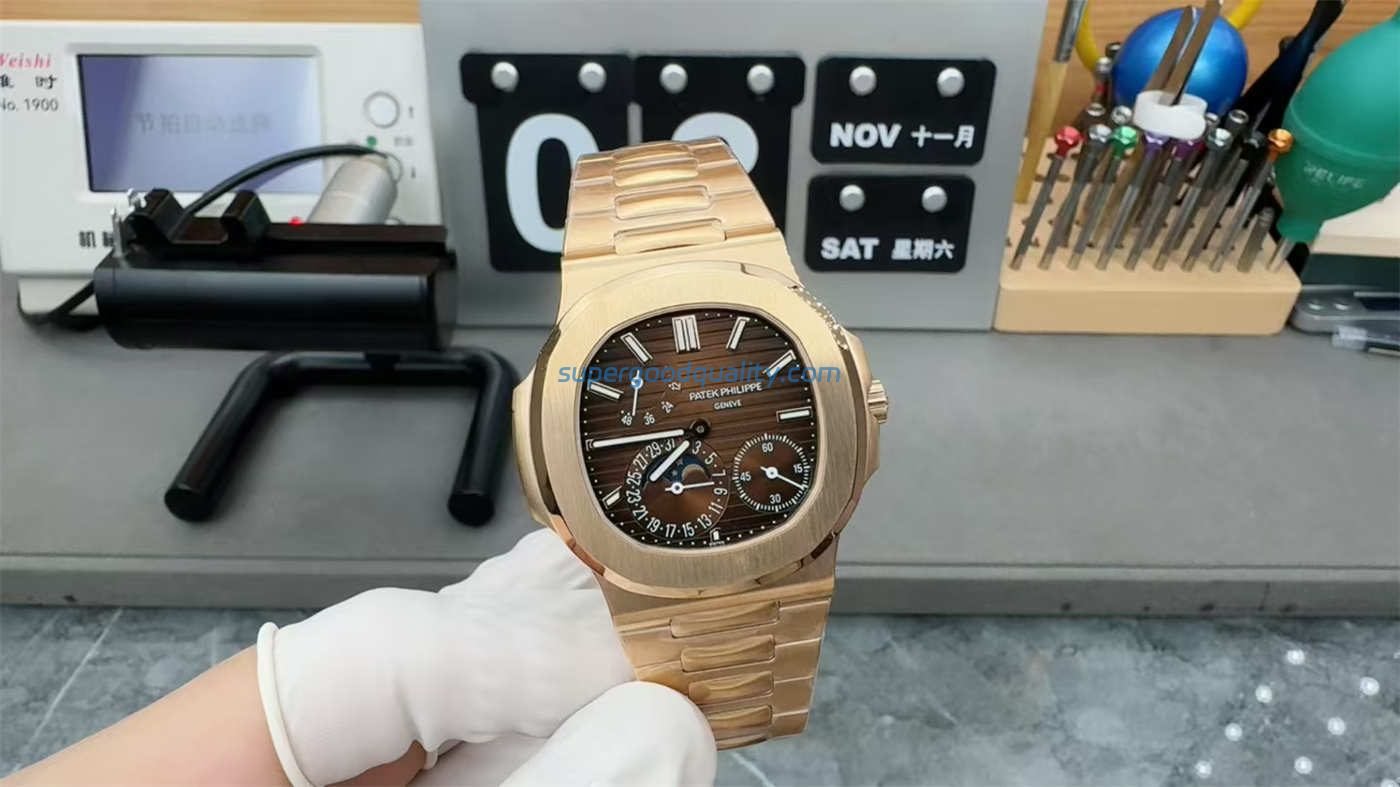290892ff33f1b3380cbf3db6b08a4d2c.jpg Patek Philippe Nautilus 5712/1R Replica – Rose Gold Moonphase Watch - 图片 1