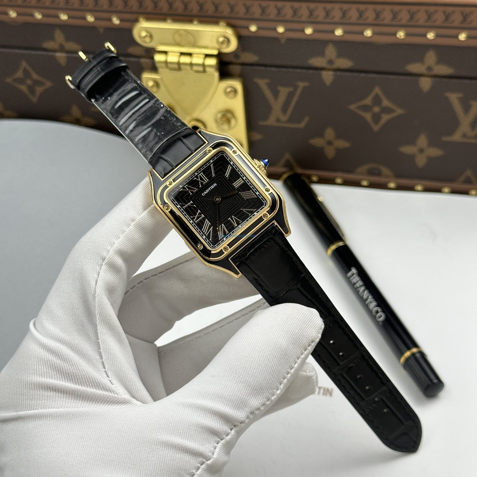 DONG-HO-CARTIER-SANTOS-DUMONT-REP-11-MAT-SO-MAU-DEN-MA-VANG-HONG-DAY-DA-43.5X31-11-scaled-1 CARTIER SANTOS DUMONT LUXURY REPLICA WATCH BLACK DIAL GOLD PLATE LEATHER STRAP QUARTZ MOVEMENT 43.5X31.4MM - 图片 1