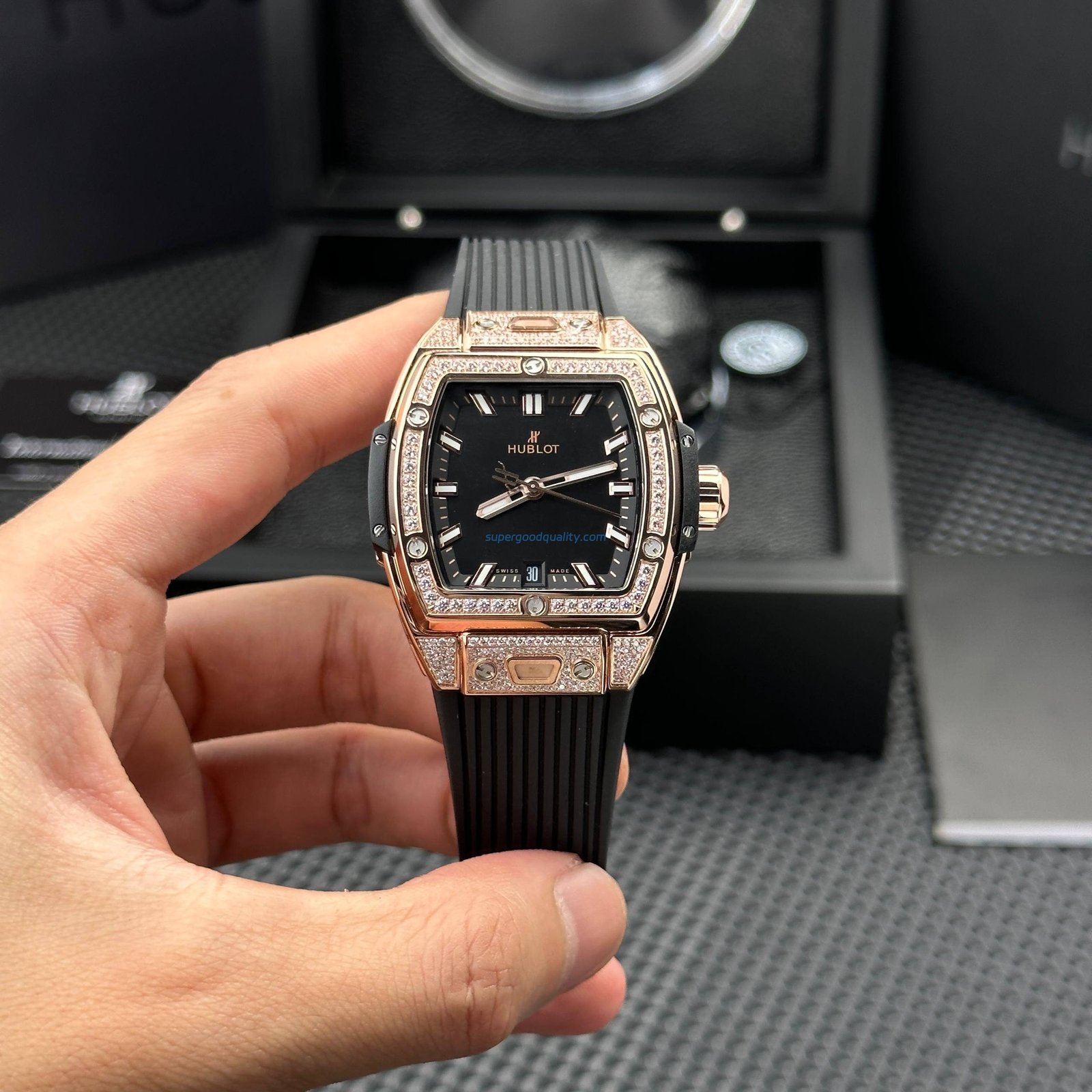 Dong-Ho-Hublot-Spirit-Of-Big-Bang-One-Click-Dinh-Full-Da-Mat-So-Den-39mm-1 Hublot Spirit Of Big Bang One Click Rose Gold Watch With Stones Black Dial 39mm - 图片 1