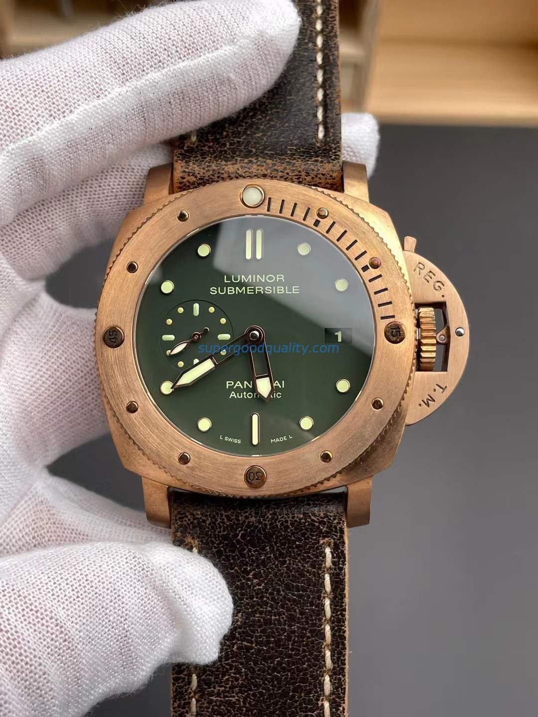 微信图片_2026-04-18_144903_420.jpg VS Factory Panerai Submersible 47mm1950 Matte Olive Green Dial Bronzo Bezel Brown Leather Strap (PAM00382)1:1 Super Clone – DDP.9000 Movement - 图片 1